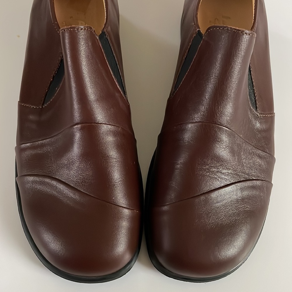 Like New Hartjes brown leather slip on shoes size 10.5